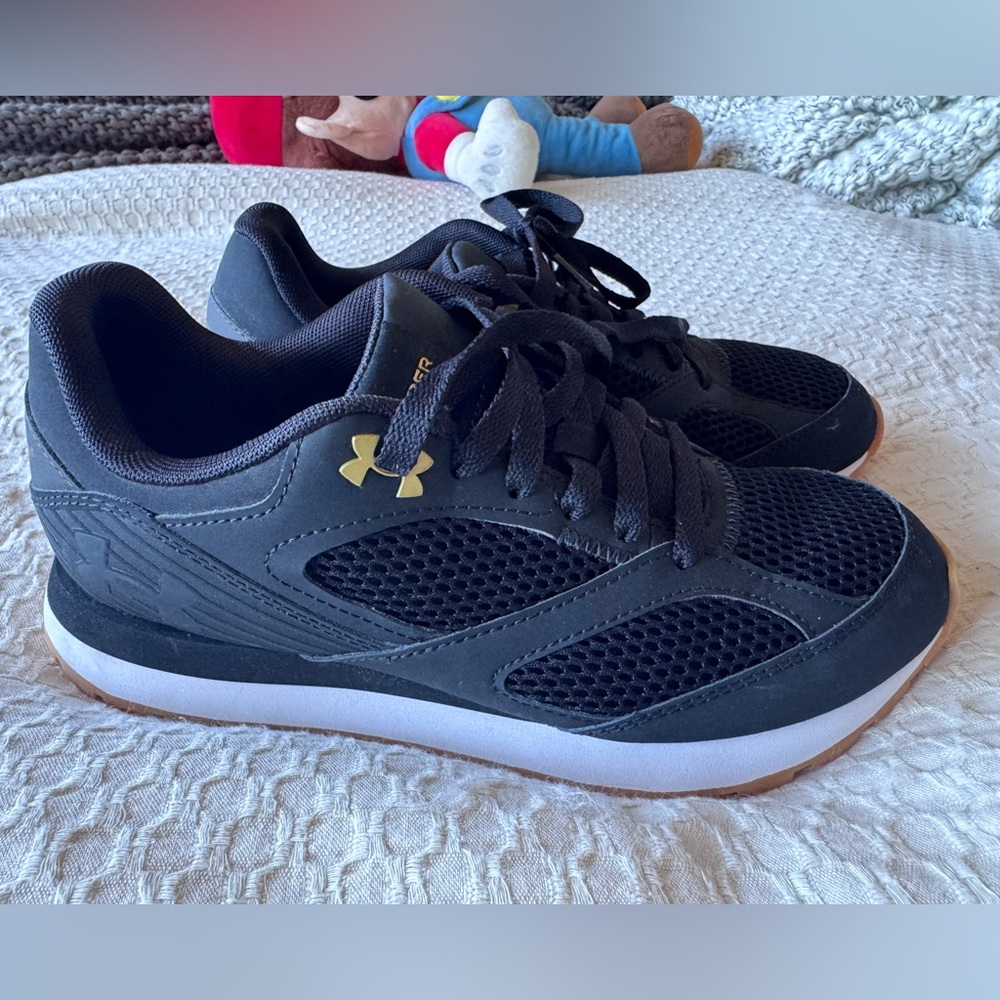 UA womens sneakers vguc black size 8